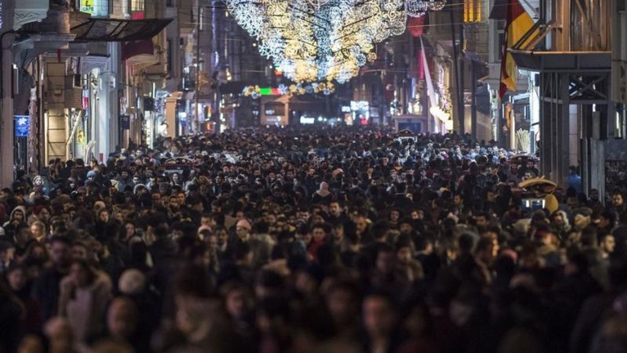 Yılbaşı nedeniyle İstiklal doldu taştı