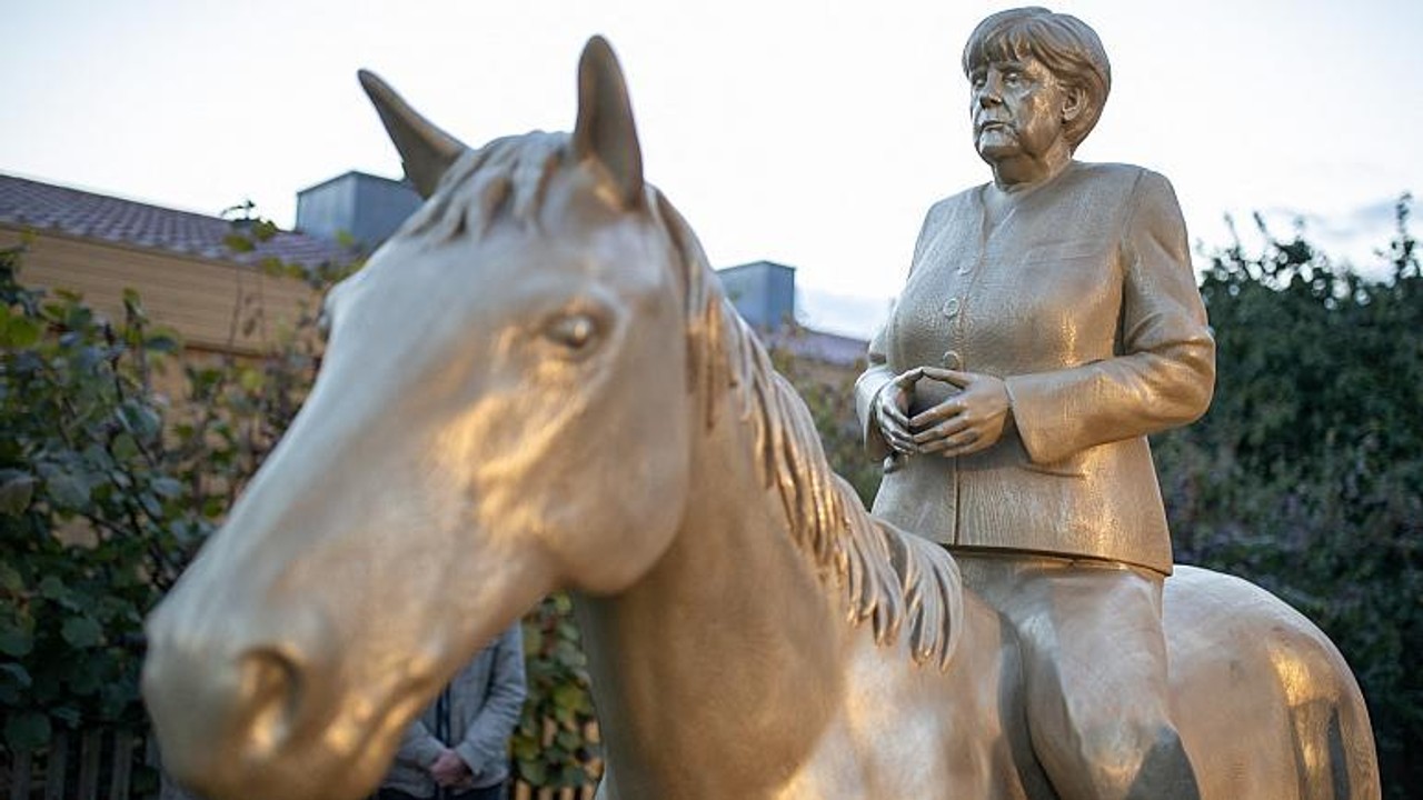 Merkel'in at üstünde heykeli yapıldı