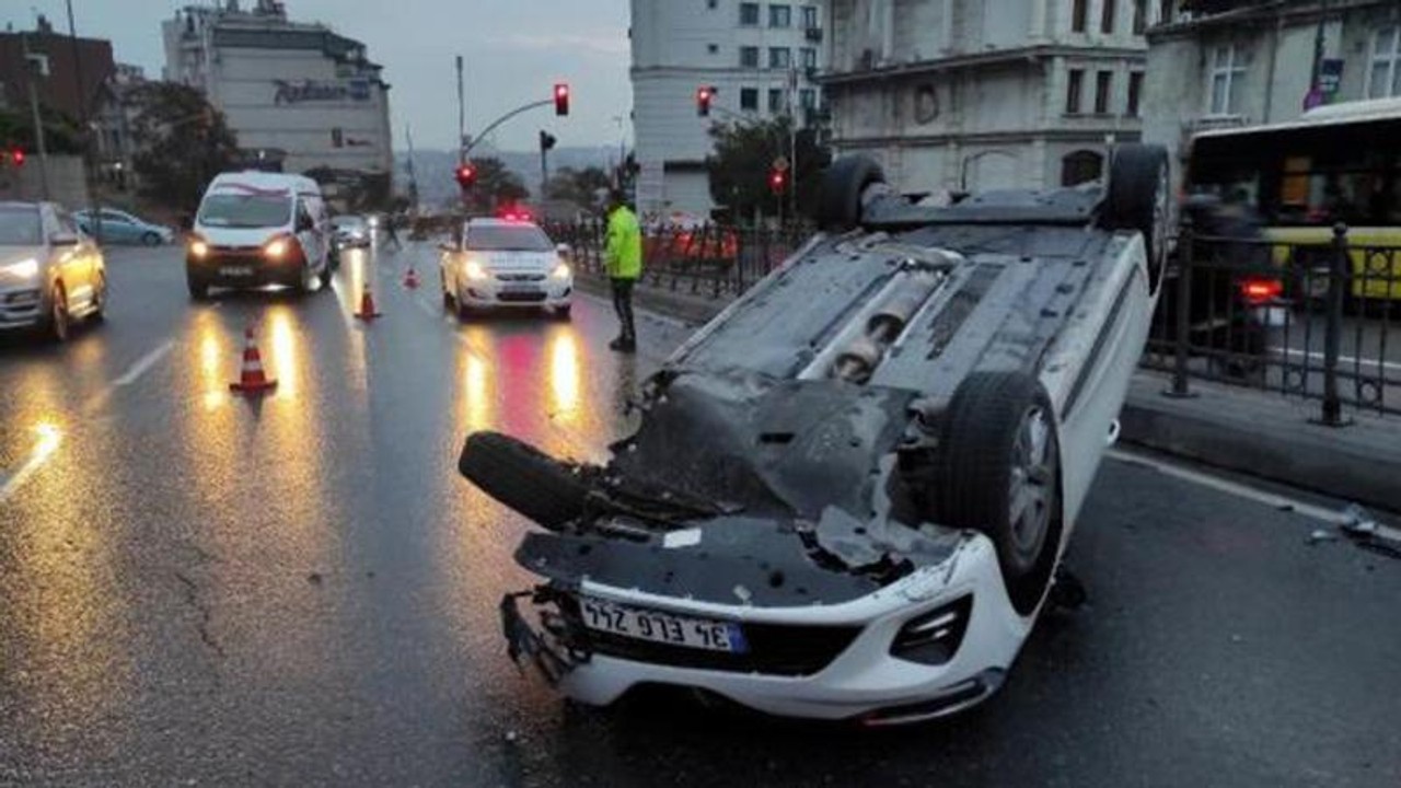 Beyoğlu'nda otomobil takla attı