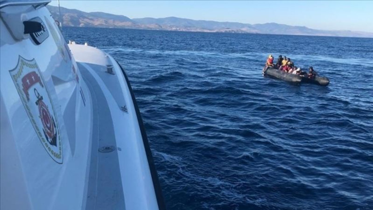 Çanakkale'de Türk kara sularına itilen göçmenler kurtarıldı