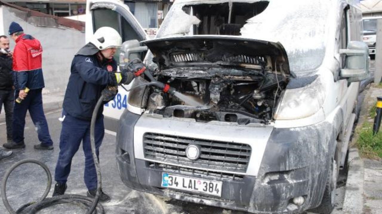 Park halindeki servis minibüsünün motoru yandı