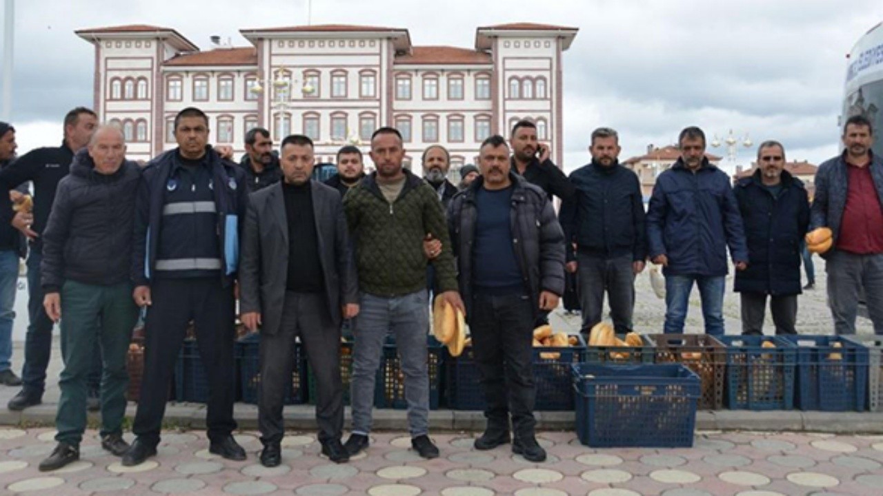 Fırınlar greve girdi, vatandaş ekmek dağıttı