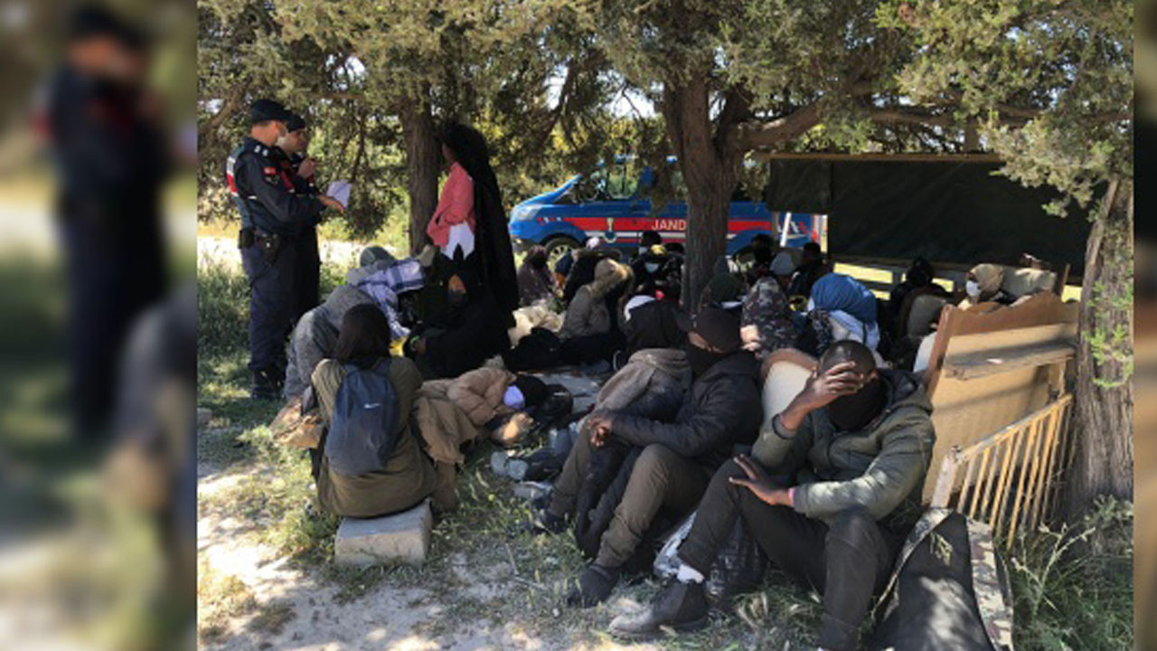 Çeşme'de 35 düzensiz göçmen yakalandı