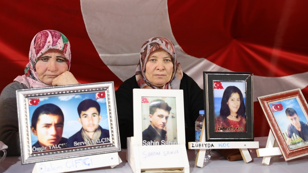 2023’ün ilk gününde evlatları için nöbetteler