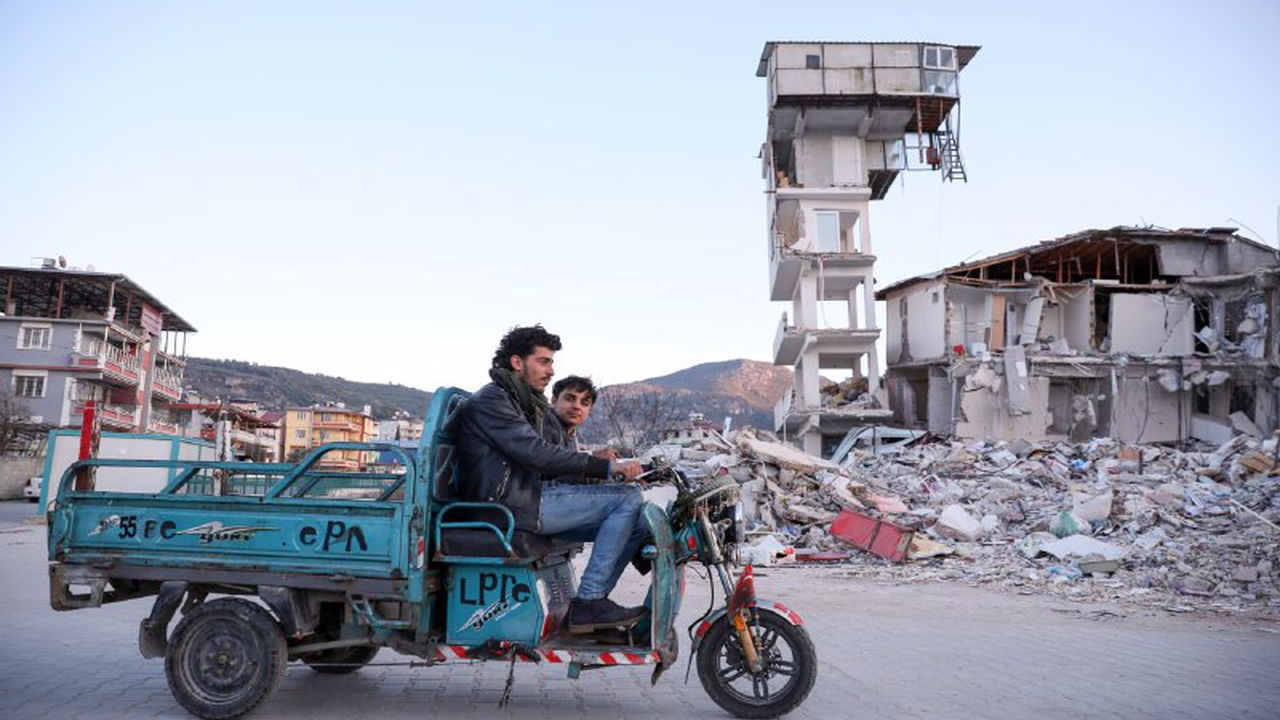 Görenler hayrete düştü! Bina çöktü sonradan yapılan 4 kolonlu ek yapı ayakta kaldı