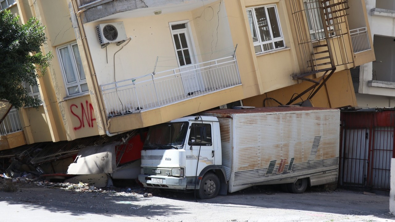 Hatay'da yan yatan binaları kamyonetler tutuyor!