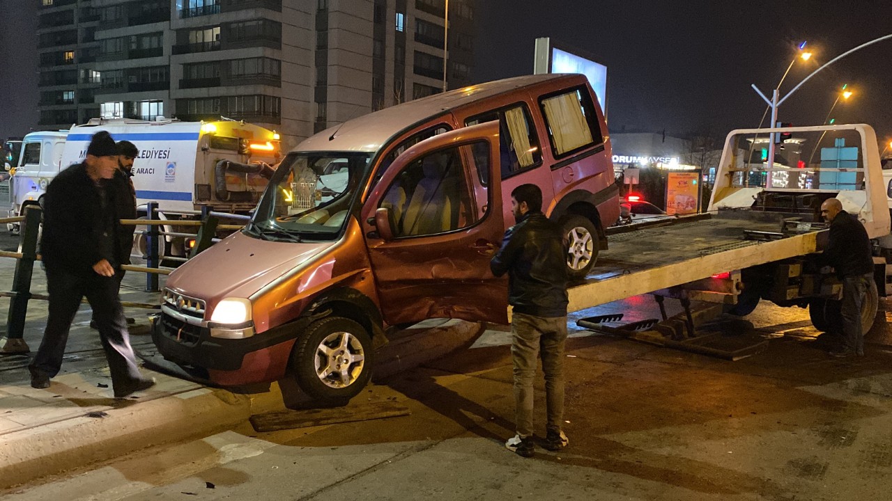 Kayseri'de feci kaza! 3 otomobil çarpıştı