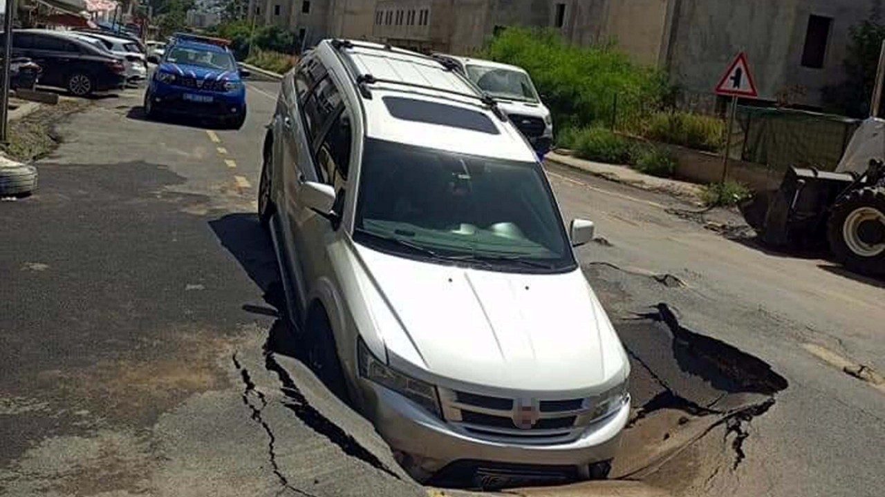 Yol çöktü, araba içine düştü!