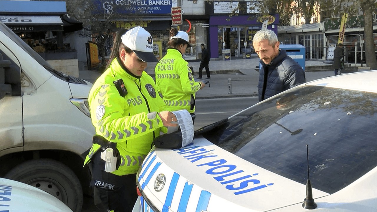 Trafik Polislerinden Drone'lu denetim : Sürücülere toplam 12 bin 47 lira ceza kesildi