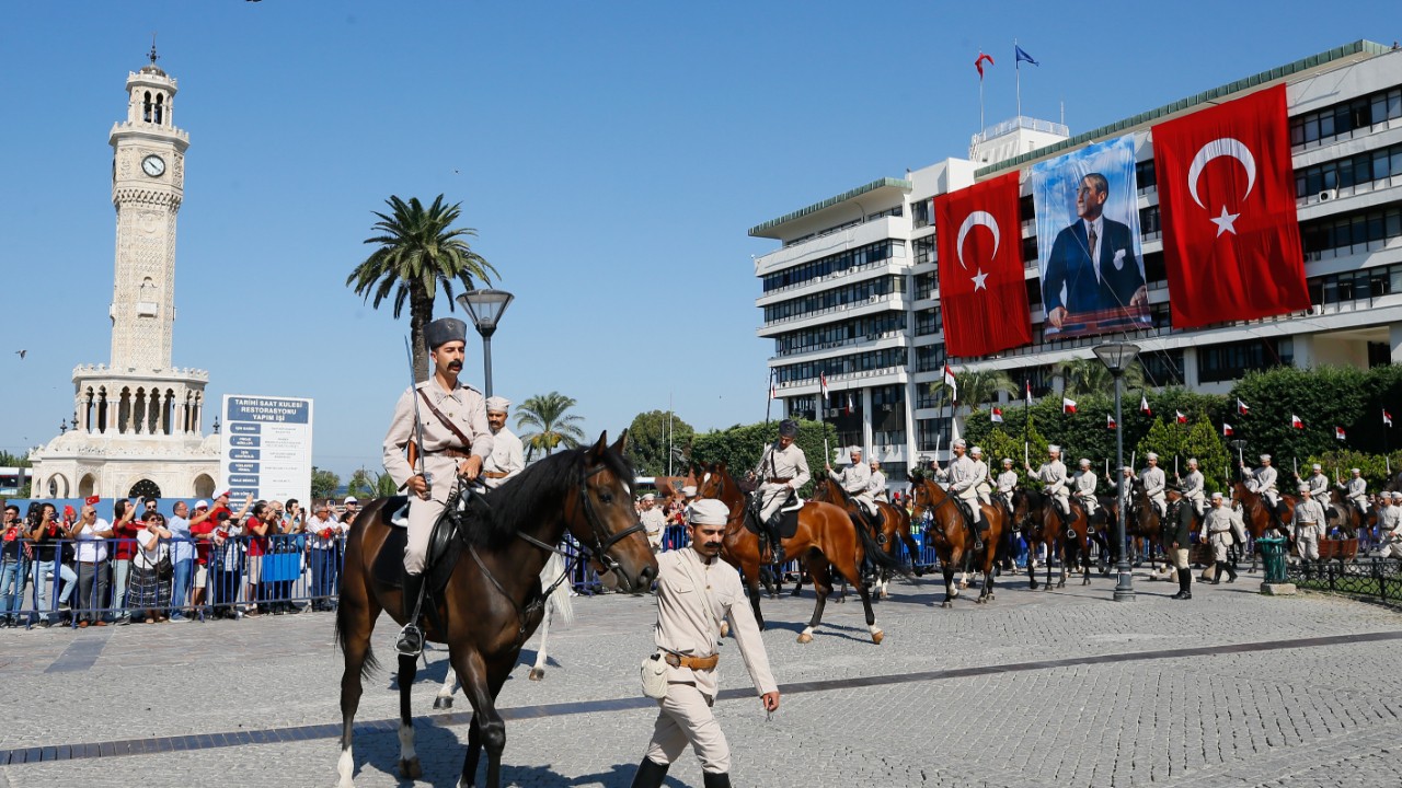 İzmir’de bağımsızlık coşkusu