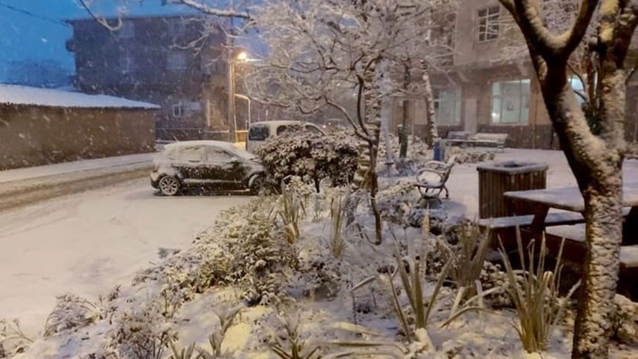 İstanbul'un yüksek kesimlerinde kar yağışı başladı!