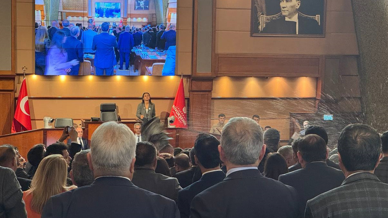 İBB Meclisinde kavga! Birbirleri üzerine yürüdüler, su fırlattılar! İstanbul Büyükşehir Belediyesi Meclisinde kavga