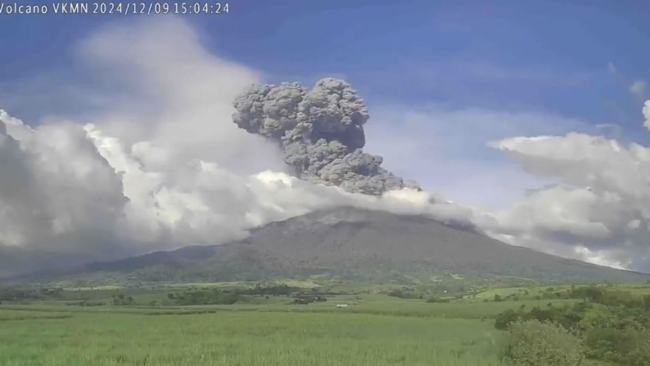 Filipinler’de yanardağ patladı