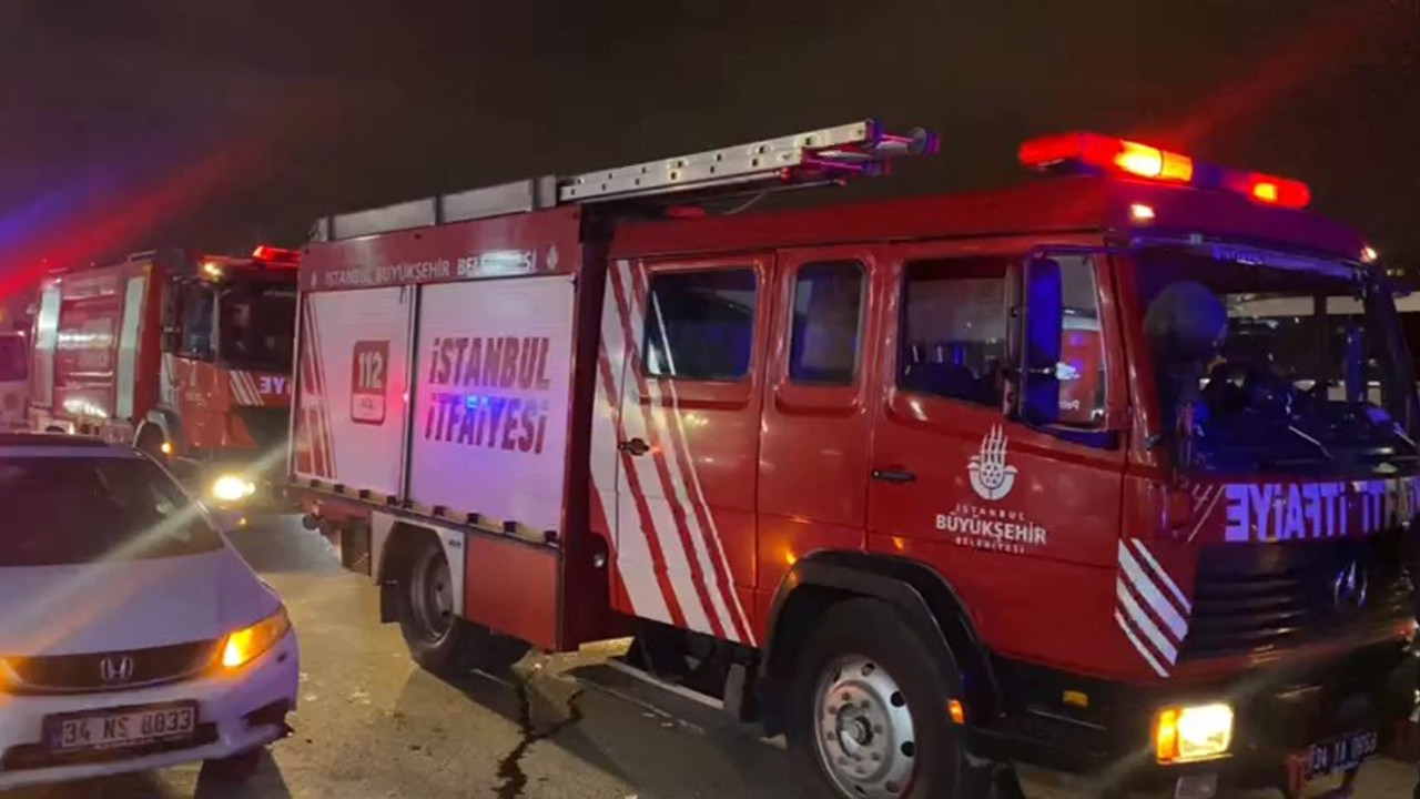 Zeytinburnu'nda kaza! Otomobil polis aracına çarptı