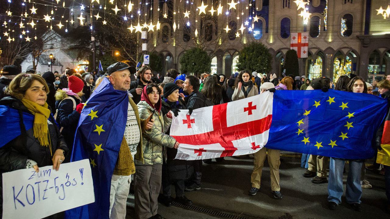 Küresel rekabetin cephesi Gürcistan’da siyasi kriz... Gürcistan'da neler oluyor? Yabancı etkinin şeffaflığı yasası Gürcistan'a ne getiriyordu?