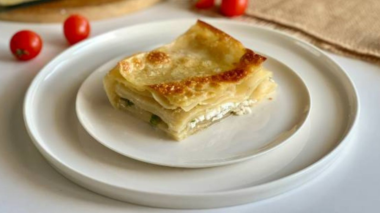 Bu börek için hamur yoğurmaya ve hazır yufkaya gerek yok! Sadece tek bir malzeme ile en pratik su böreği tarifi...