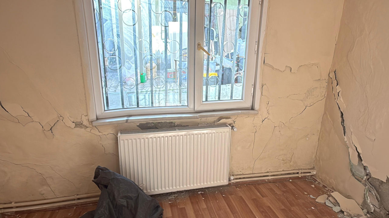 Kağıthane'de inşaat alanındaki çalışma nedeniyle yan binada çatlaklar oluştu