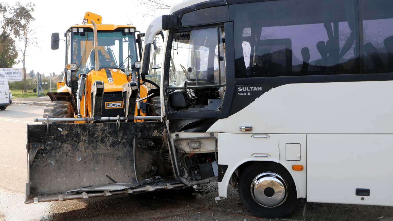 Antalya'nın Kemer ilçesinde korkunç kaza! Midibüs ile iş makinesi çarpıştı: 15'i çocuk...