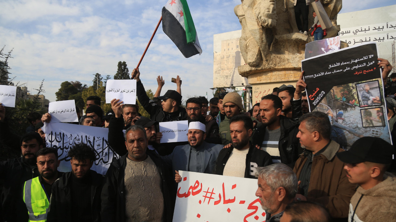 Halep'te Suriyeliler PKK/YPG'yi protesto etti, Şam'ı göreve davet etti!