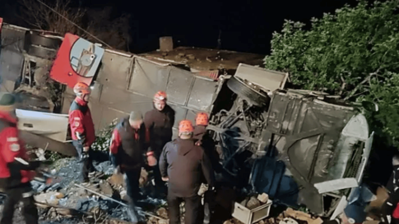 Antalya'da yolcu otobüsü şarampole uçtu: Çok sayıda yaralı var!