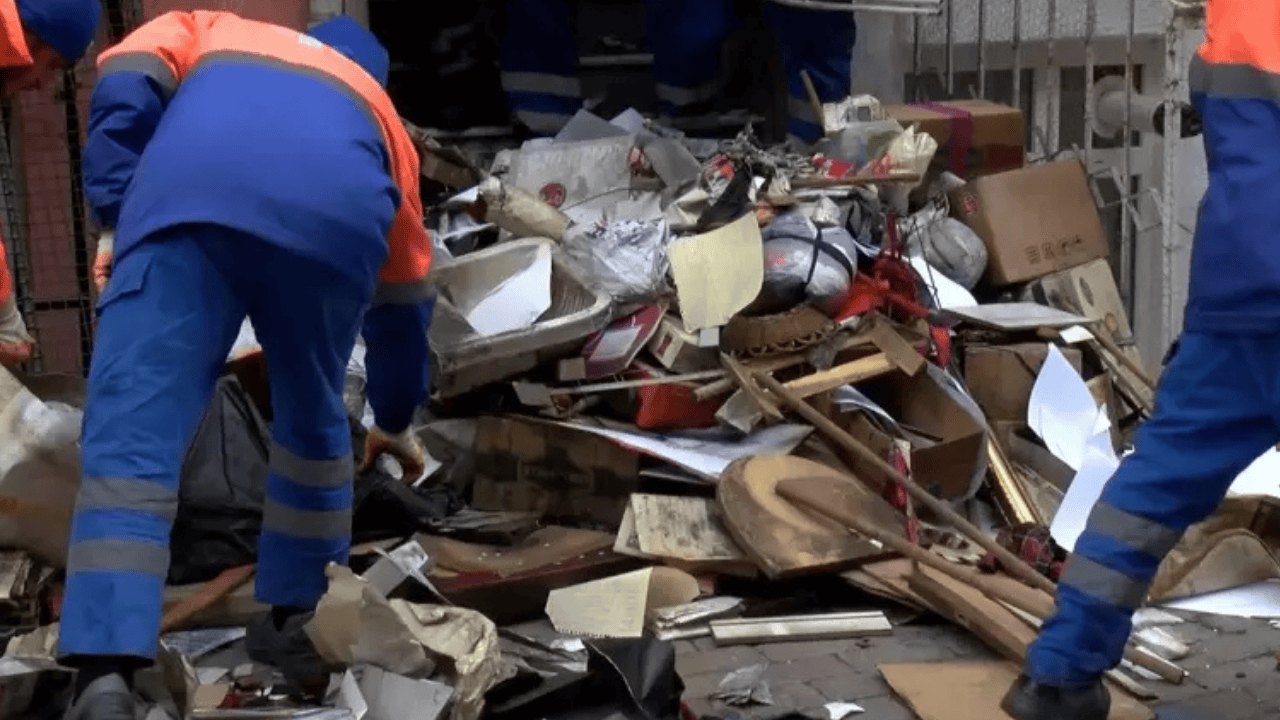 Yıllardır çöp toplayan adamın evinden 5 ton çöp çıkartıldı