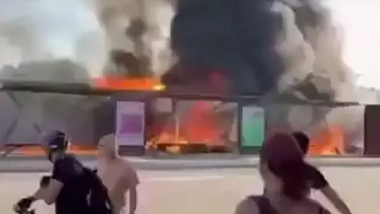 Uçak caddeye düştü! Hayatını kaybedenler var