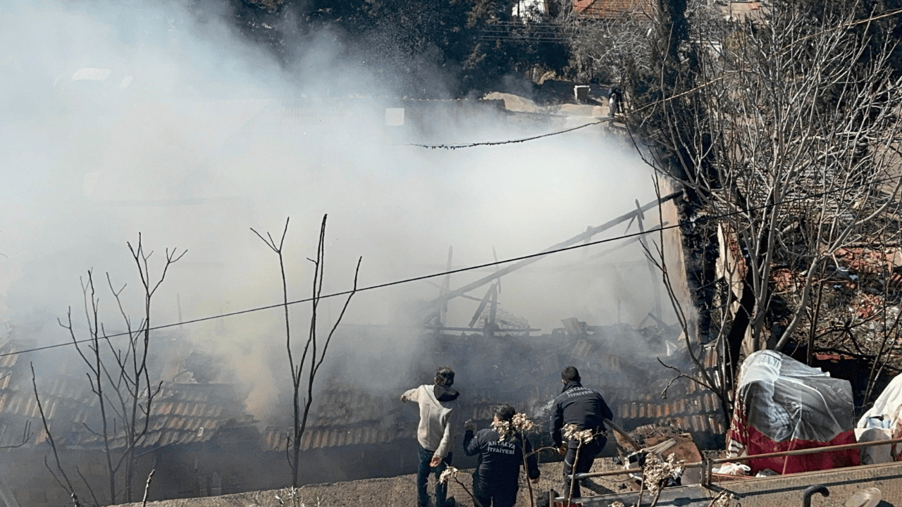 Antalya'da müstakil evde çıkan yangın söndürüldü: Ev kullanılamaz hale geldi