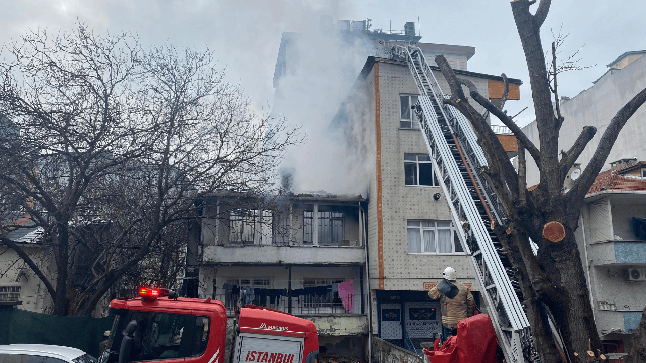 Küçükçekmece'de korkutan yangın: 2 katlı gecekondudan yan binaya sıçradı