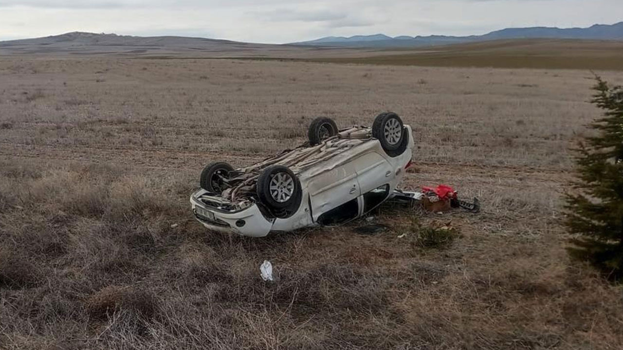 Takla atan otomobil tarlaya devrildi! Yaralılar var