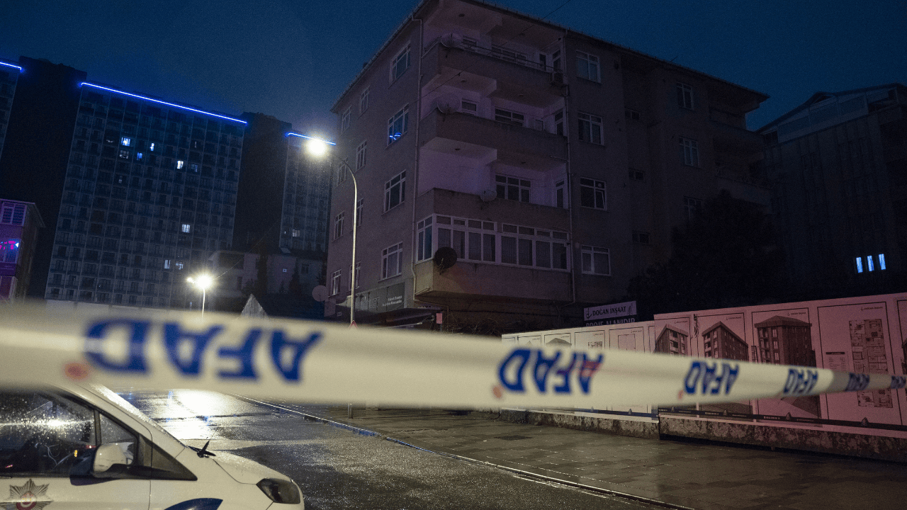 Tuzla'da duvarlarında çatlaklar oluşan bina tahliye edildi