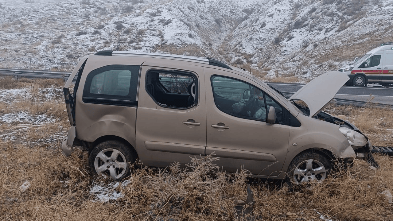 Kar yağışı kazaları getirdi: Mardin'de buzlu yolda kayan araç şarampole devrildi