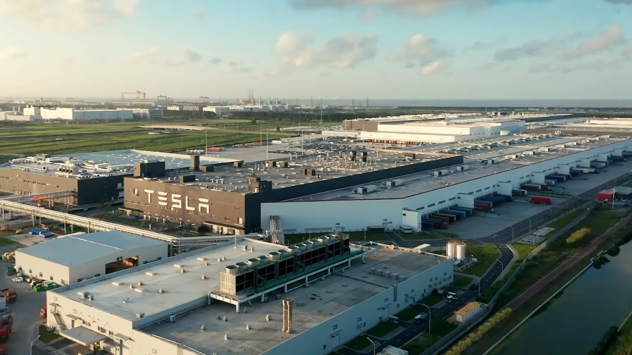 Elon Musk'ın Tesla'sının Çin'de kurduğu fabrika üretime başladı