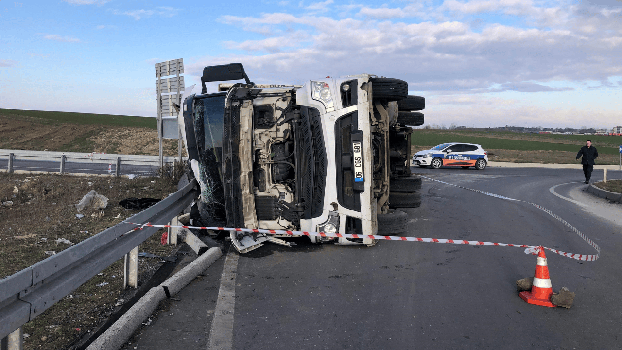 Tekirdağ’da virajı alamayan tır devrildi: 1 yaralı