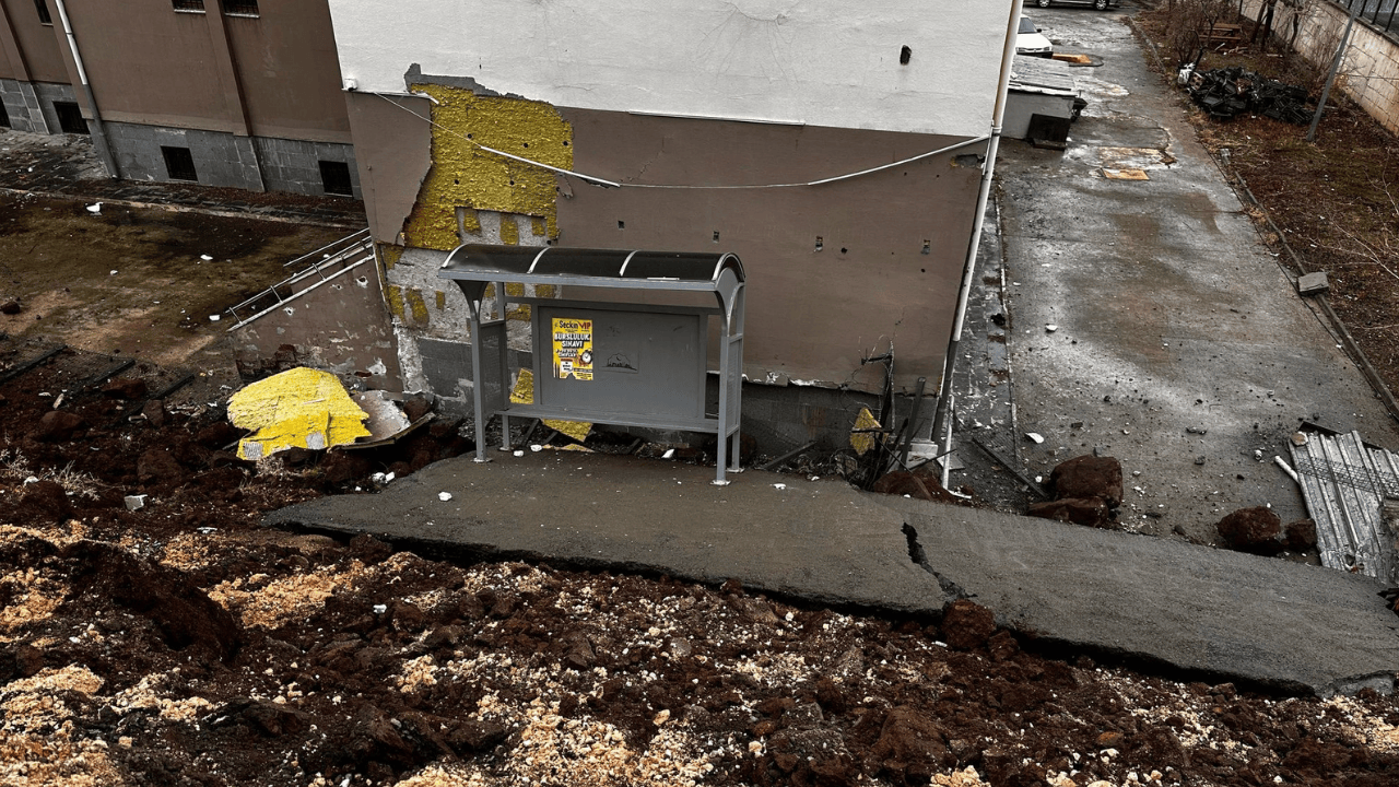 Şanlıurfa Siverek'te faciadan dönüldü: Öğrenciler servisten indiği anda istinat duvarı çöktü