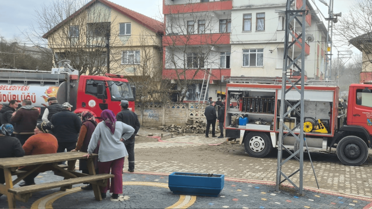 Zonguldak'ta 4 katlı evde yangın çıktı