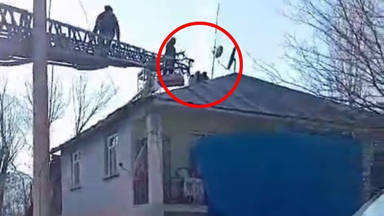 Elazığ'da yangına müdahale eden itfaiye eri çatıdan düştü