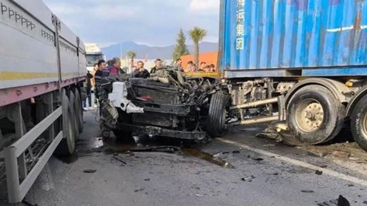 İzmir'de 4 aracın karıştığı zincirleme kazada 1 kişi öldü, 1 kişi yaralandı