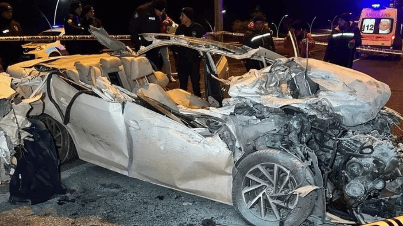 Uşak’ta feci kaza! TIR'ın dorsesine çarpan otomobil sürücüsü öldü