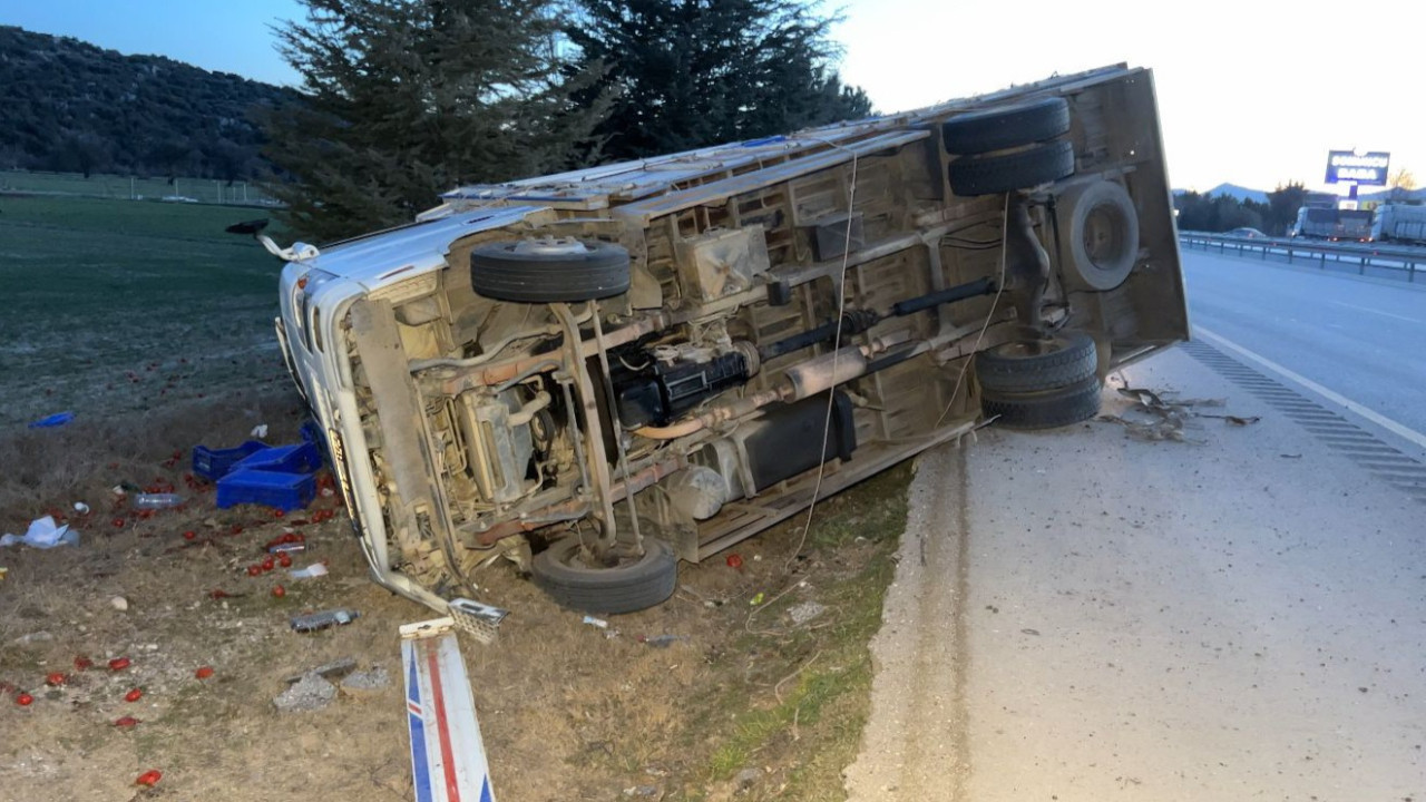 Burdur’da sebze yüklü kamyonet şarampole devrildi: 2 yaralı