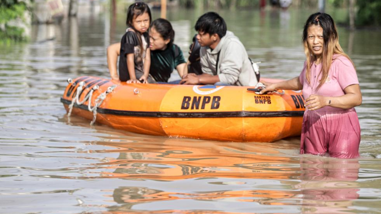 Endonezya'da sel felaketi: Bin 229 kişi tahliye edildi