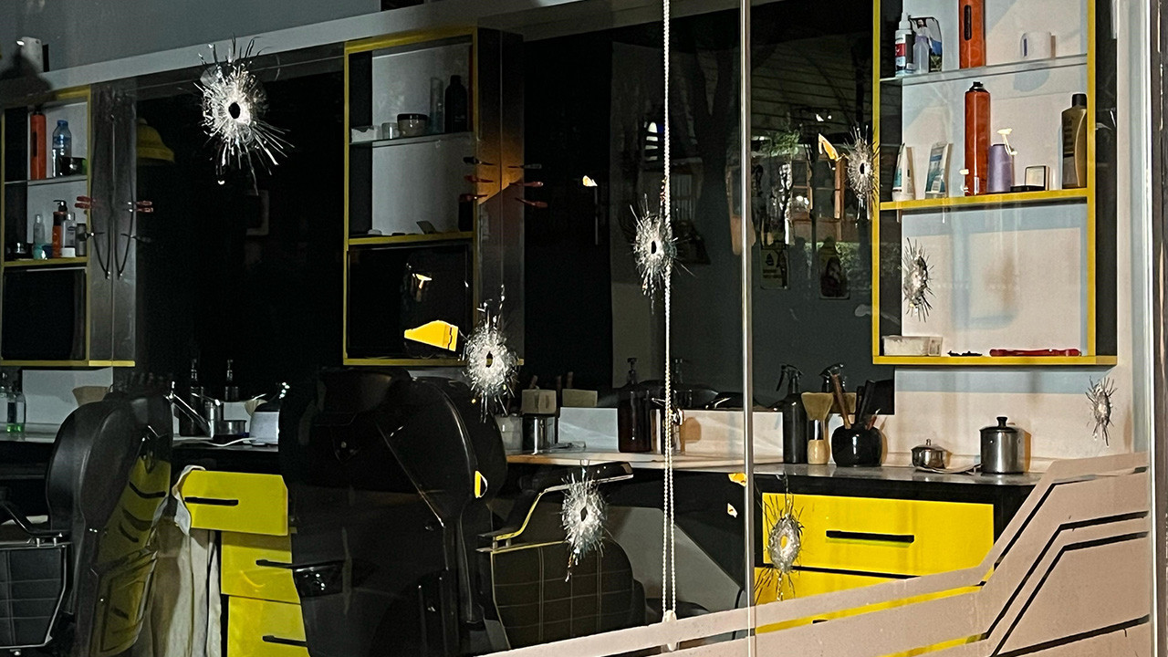 Bağcılar'da berber dükkanına silahlı saldırı! Ağır yaralandı...