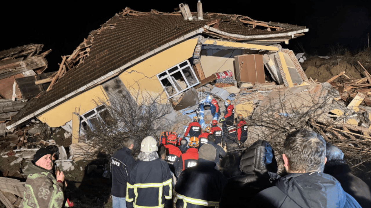 Sinop'ta heyelan dehşeti: Üç ev yıkıldı, yaralılar var...