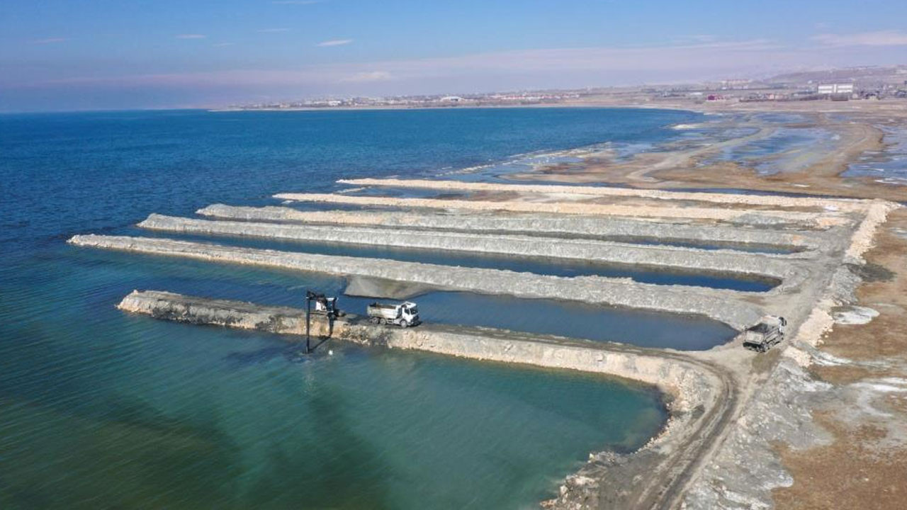 Van Büyükşehir Belediyesi tarafından çalışmalar başlatıldı! Çok sayıda iş makinesi, kamyon ve personel görev alıyor