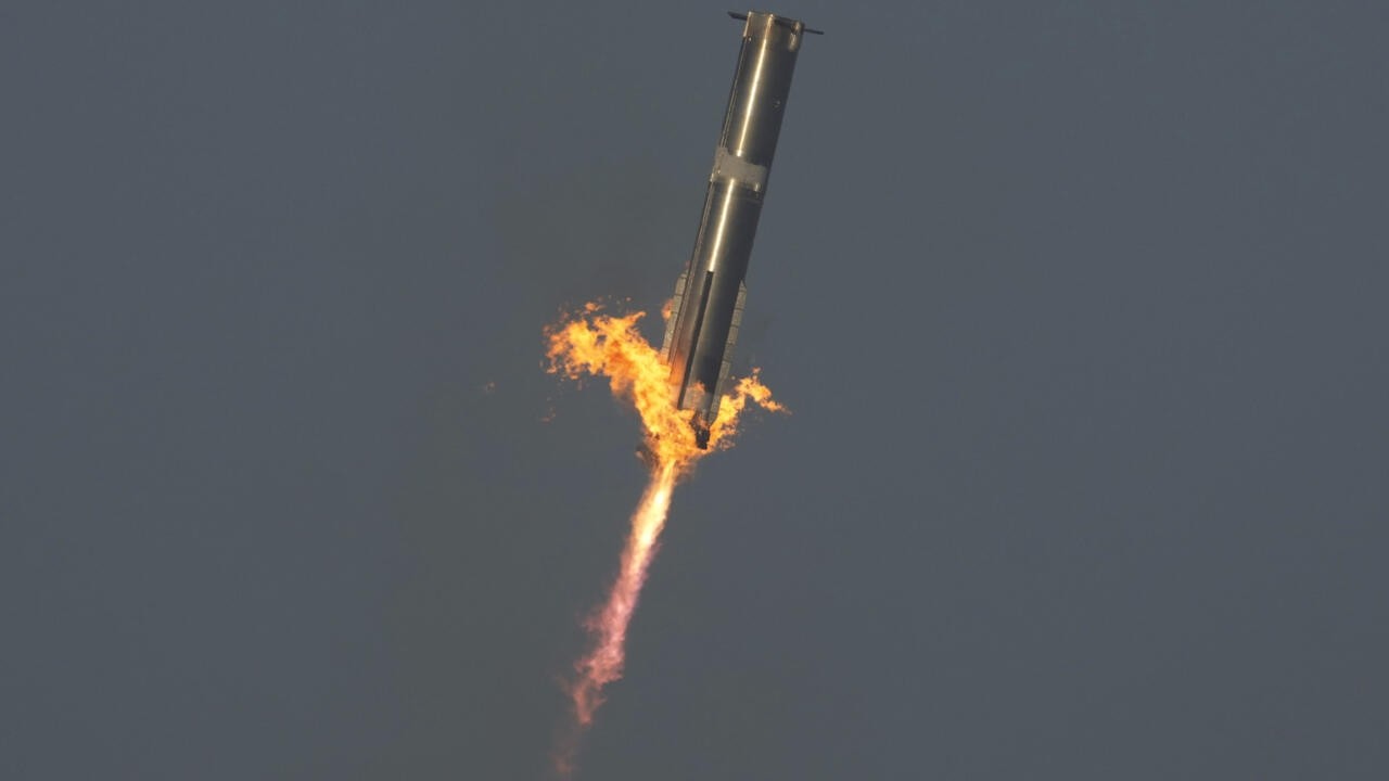 Starship roketi 8'inci test uçuşunda da parçalandı