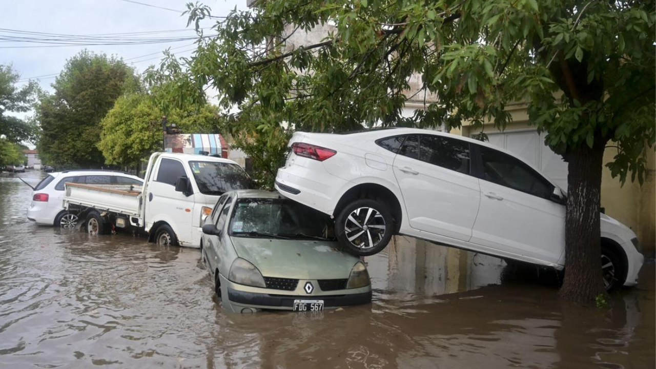 Sel felaketi can aldı: En az 10 kişi hayatını kaybetti