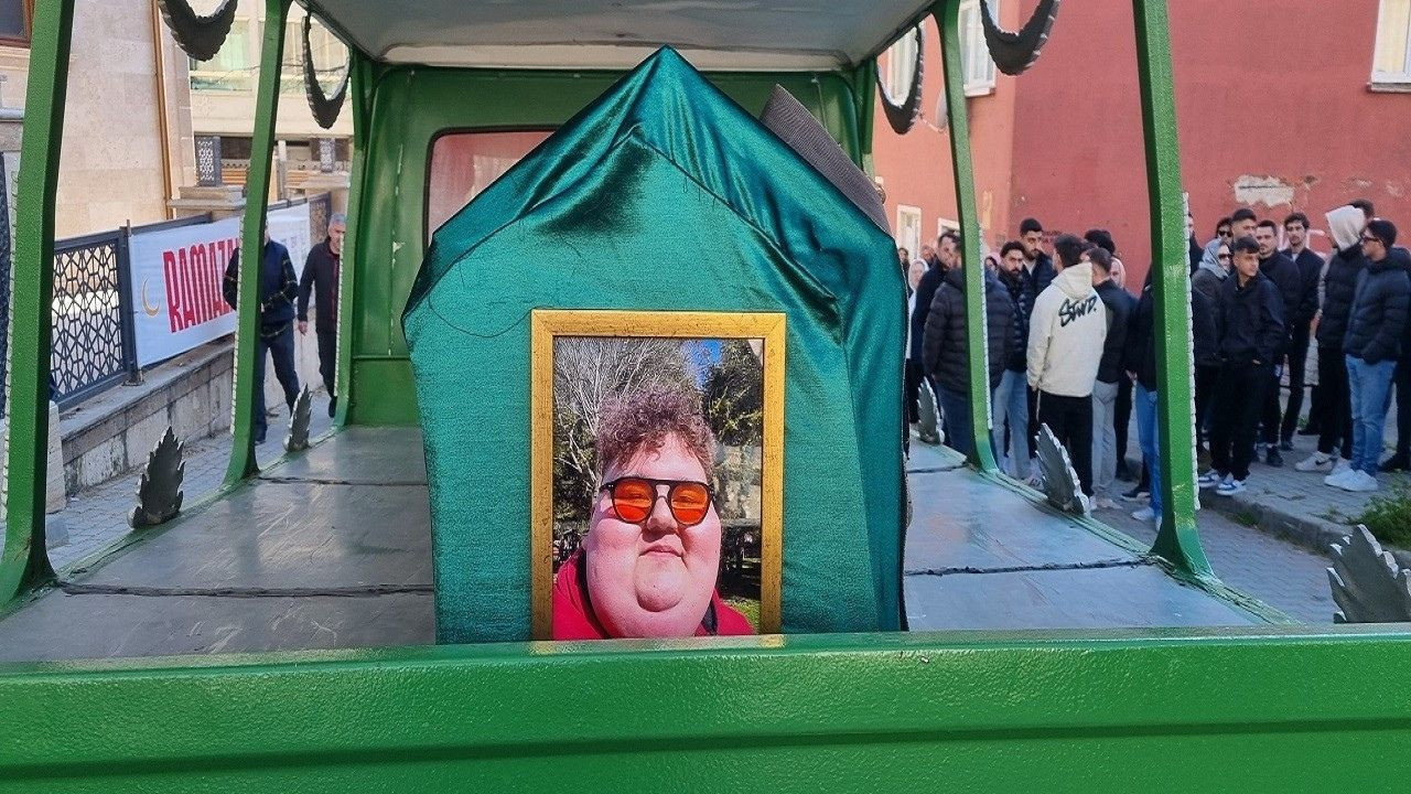 TikTok fenomeni Efecan Kültür son yolculuğuna uğurlandı
