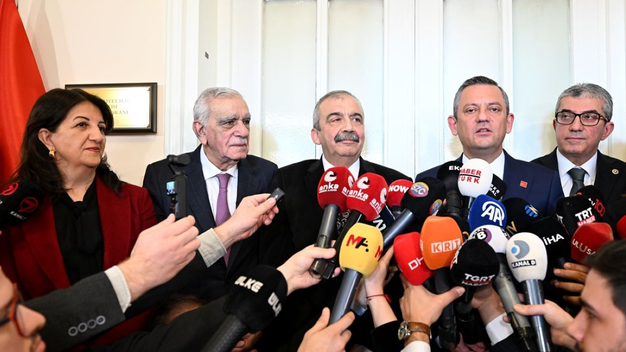 DEM Parti'nin ikinci İmralı turu CHP ile başlıyor: Görüşme öncesinde Bakırhan'dan 'sessizlik', Özel'den 'anayasa' çıkışı!