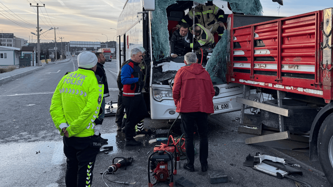 Kütahya'da yolcu otobüsü tıra çarptı! Çok sayıda yaralı var...