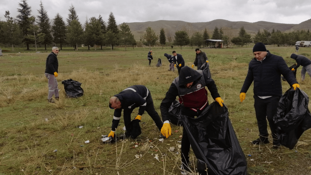 Hazar Gölü çevresinden 7 ton çöp toplandı