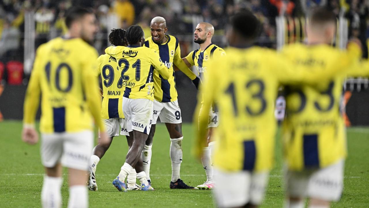 Fenerbahçe, Trabzonspor'u 4-1 mağlup etti! Sarı-lacivertliler, Galatasaray ile puan farkını 3'e düşürdü